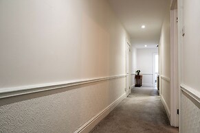 Garden Flat Apartment in Grosvenor Place