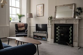 Garden Flat Apartment in Grosvenor Place