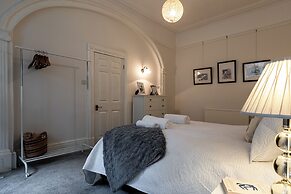Garden Flat Apartment in Grosvenor Place