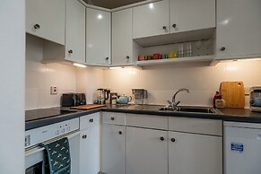 Garden Flat Apartment in Grosvenor Place