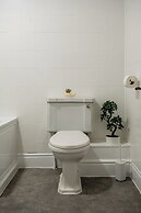 Garden Flat Apartment in Grosvenor Place
