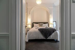 Garden Flat Apartment in Grosvenor Place