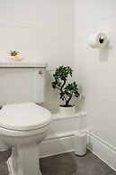 Garden Flat Apartment in Grosvenor Place