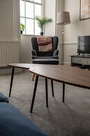 Garden Flat Apartment in Grosvenor Place
