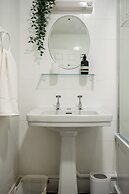 Garden Flat Apartment in Grosvenor Place
