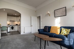 Garden Flat Apartment in Grosvenor Place