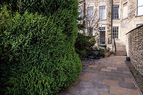 Garden Flat Apartment in Grosvenor Place