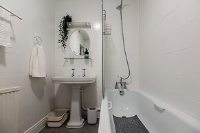 Garden Flat Apartment in Grosvenor Place