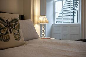 Garden Flat Apartment in Grosvenor Place