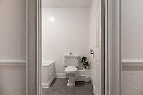 Garden Flat Apartment in Grosvenor Place