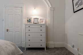 Garden Flat Apartment in Grosvenor Place