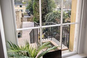Garden Flat Apartment in Grosvenor Place