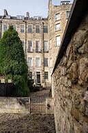 Garden Flat Apartment in Grosvenor Place