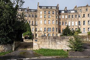 Garden Flat Apartment in Grosvenor Place