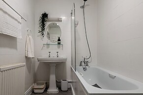 Garden Flat Apartment in Grosvenor Place