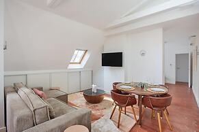 Superb Flat Ave Montaigne With Eiffel Tower View