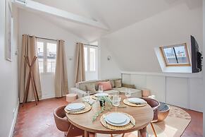 Superb Flat Ave Montaigne With Eiffel Tower View