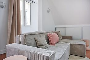 Superb Flat Ave Montaigne With Eiffel Tower View