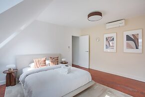 Superb Flat Ave Montaigne With Eiffel Tower View