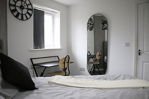 3 Bedroom House Close to City Centre/ Free Parking