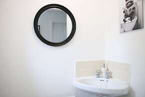 3 Bedroom House Close to City Centre/ Free Parking