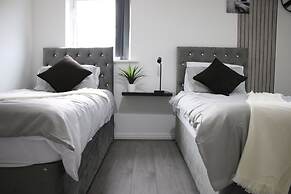 3 Bedroom House Close to City Centre/ Free Parking