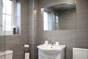 3 Bedroom House Close to City Centre/ Free Parking