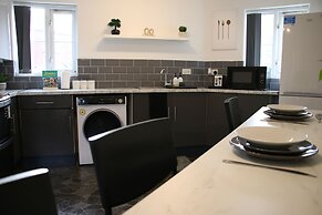 3 Bedroom House Close to City Centre/ Free Parking