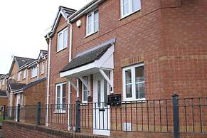 3 Bedroom House Close to City Centre/ Free Parking