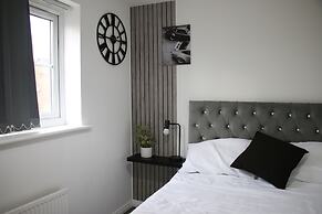 3 Bedroom House Close to City Centre/ Free Parking