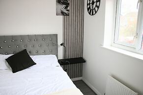 3 Bedroom House Close to City Centre/ Free Parking