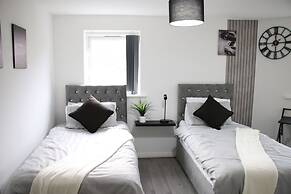 3 Bedroom House Close to City Centre/ Free Parking