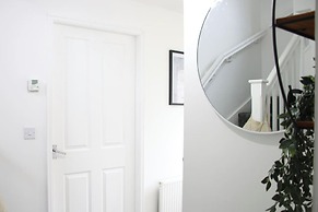 3 Bedroom House Close to City Centre/ Free Parking