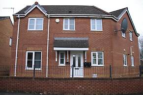 3 Bedroom House Close to City Centre/ Free Parking