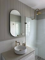 Dreamy Lake Retreat & Sunsets