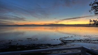 Dreamy Lake Retreat & Sunsets