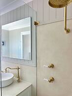 Dreamy Lake Retreat & Sunsets