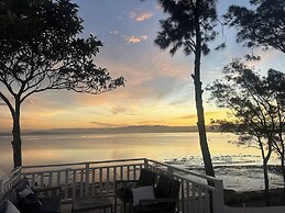 Dreamy Lake Retreat & Sunsets