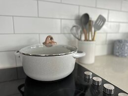 Dreamy Lake Retreat & Sunsets