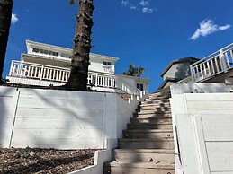 Dreamy Lake Retreat & Sunsets