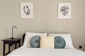 Phaedrus Living Neos Kosmos Luxury Pearl