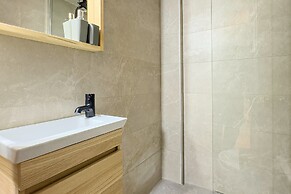 Phaedrus Living Neos Kosmos Luxury Pearl