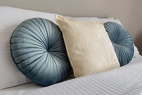 Phaedrus Living Neos Kosmos Luxury Pearl