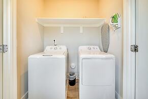 2 Mi to Duke & 3 Mi to Downtown: Durham Townhome