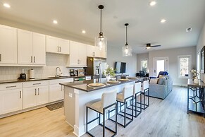 2 Mi to Duke & 3 Mi to Downtown: Durham Townhome