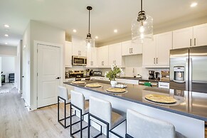 2 Mi to Duke & 3 Mi to Downtown: Durham Townhome