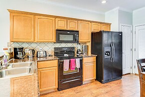 2 Mi to Texas A&m: Unit w/ Pool & Hot Tub Access