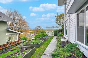 Walk to Columbia River: Mtn-view St Helens Haven