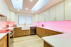 Walk to Waterfront Park: Modern Home in Tacoma