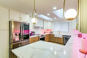 Walk to Waterfront Park: Modern Home in Tacoma
